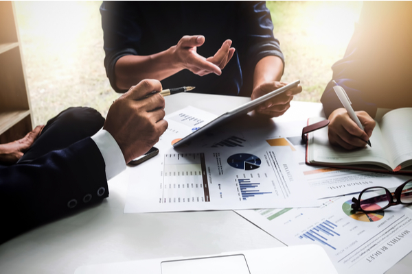 Analizar el rendimiento con KPIs personalizables y un soporte continuo